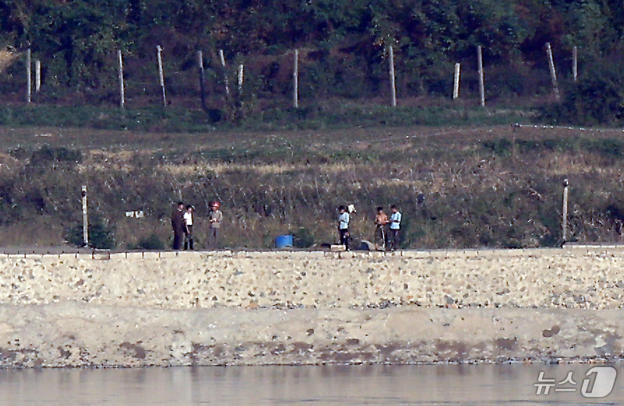 (강화=뉴스1) 박정호 기자 = 북한의 경의선·동해선 남북 연결도로 폭파로 남북 관계가 완전한 단절 국면으로 치닫고 있는 16일 오후 인천 강화군 송해면 당산리에서 바라본 북한 황 …