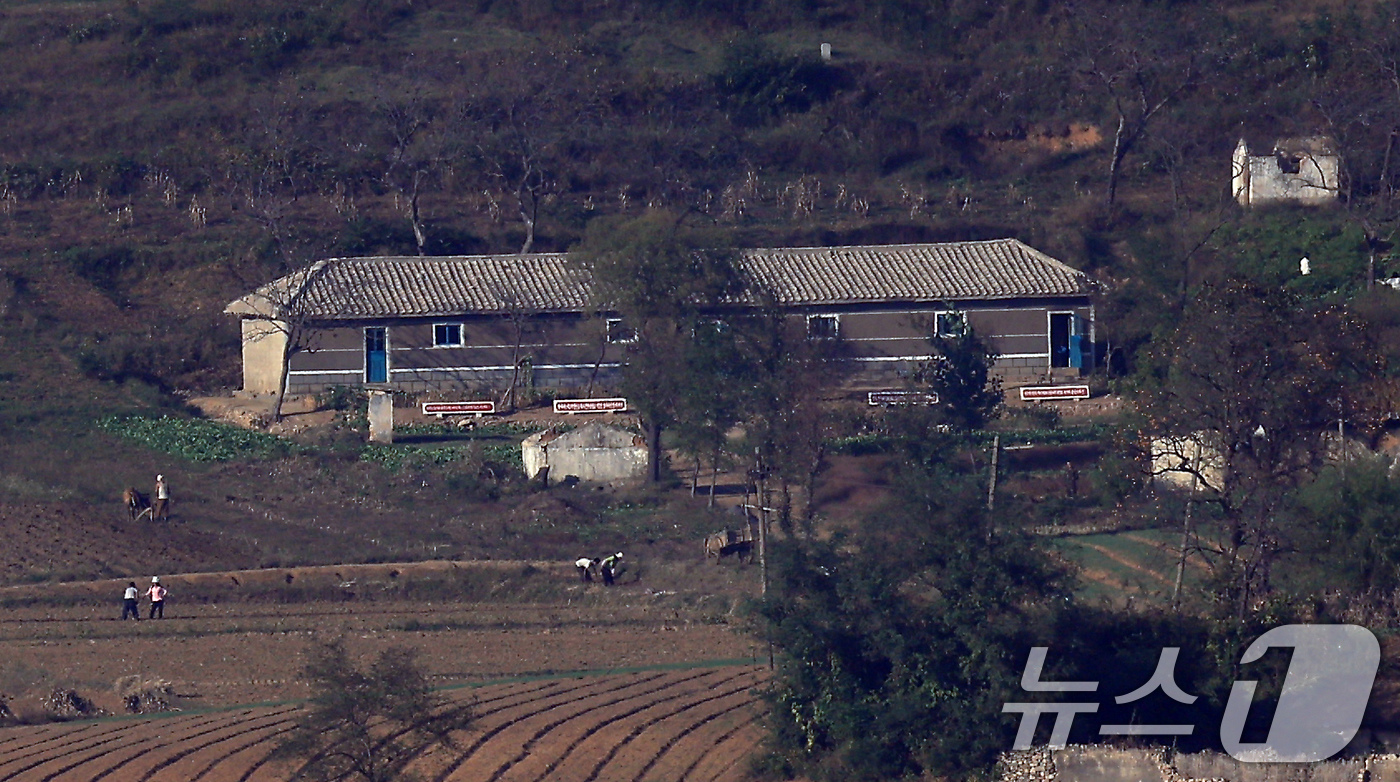 (강화=뉴스1) 박정호 기자 = 북한의 경의선·동해선 남북 연결도로 폭파로 남북 관계가 완전한 단절 국면으로 치닫고 있는 16일 오후 인천 강화군 송해면 당산리에서 바라본 북한 황 …