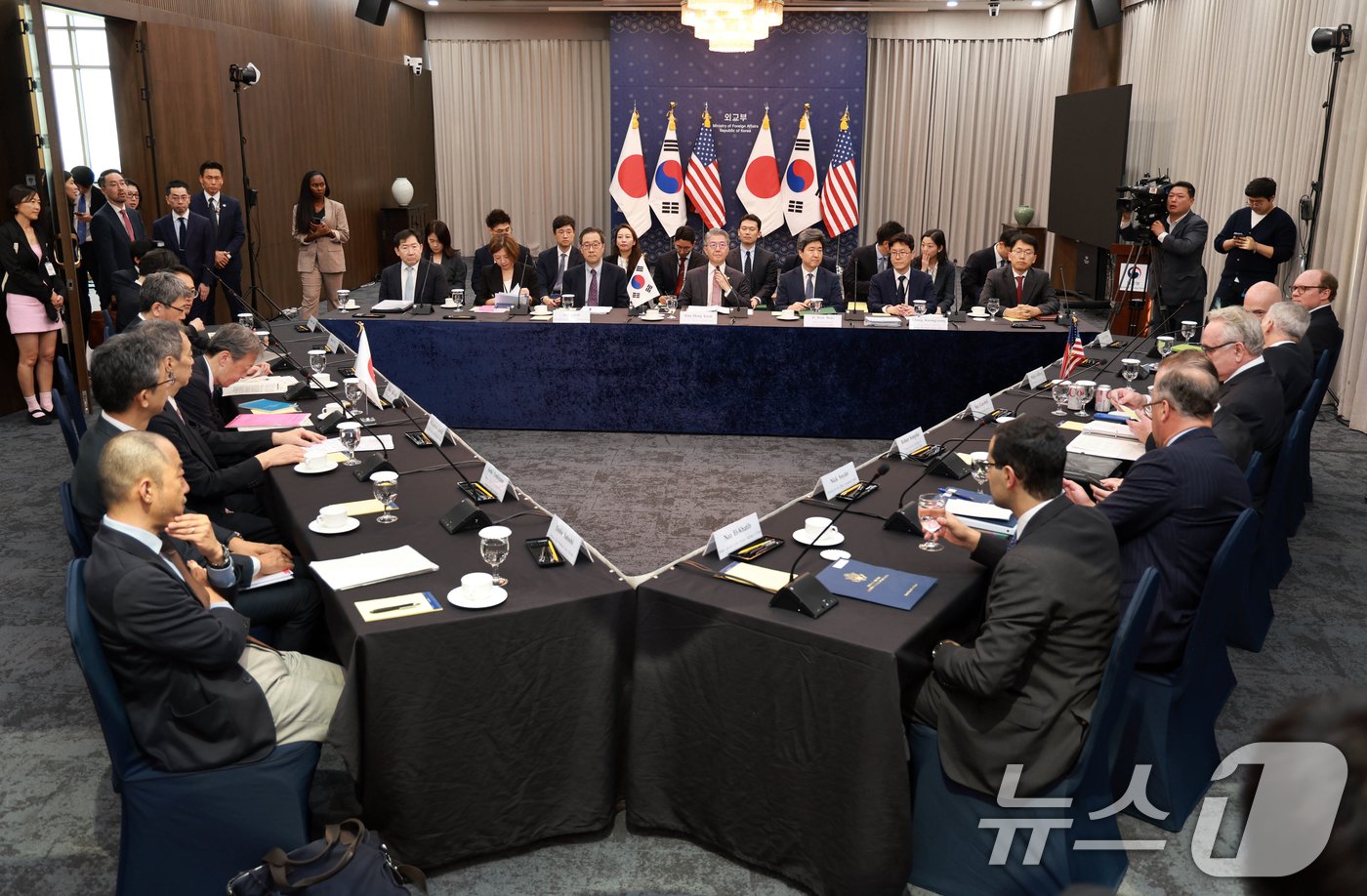 본문 이미지 - 김홍균 외교부 제1차관이 16일 오후 서울 세종로 외교부 청사에서 커트 캠벨 미국 국무부 부장관, 오카노 마사타카 일본 외무성 사무차관과 관계자들이 참석한 제14차 한미일 외교차관협의회 시작을 기다리고 있다. (공동취재) 2024.10.16/뉴스1 ⓒ News1 허경 기자