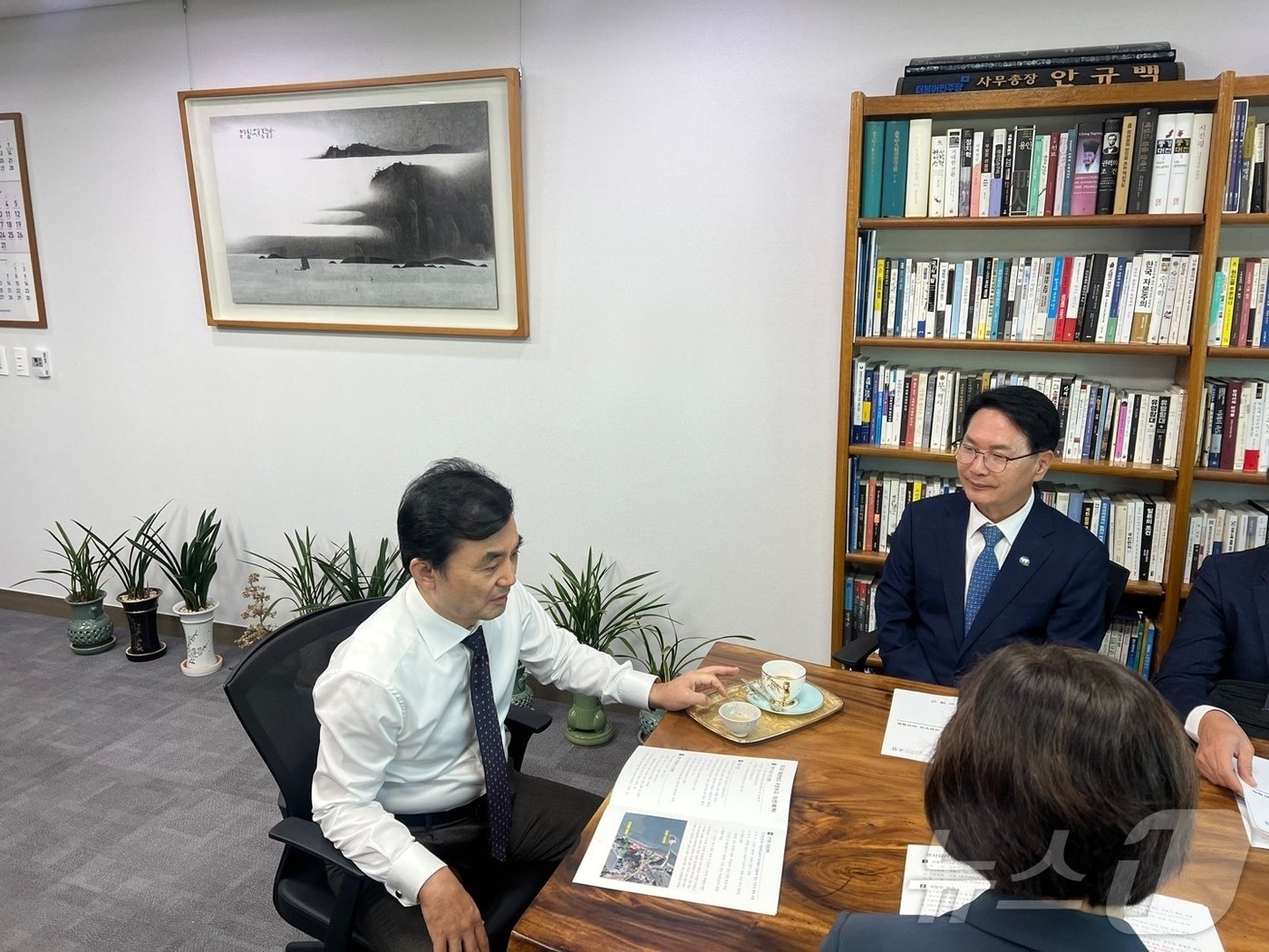 심덕섭 고창군수가 16일 안규백 국회의원과 면담하고 지역현안사업을 건의하고 있다.&#40;고창군 제공&#41;2024.10.16/뉴스1