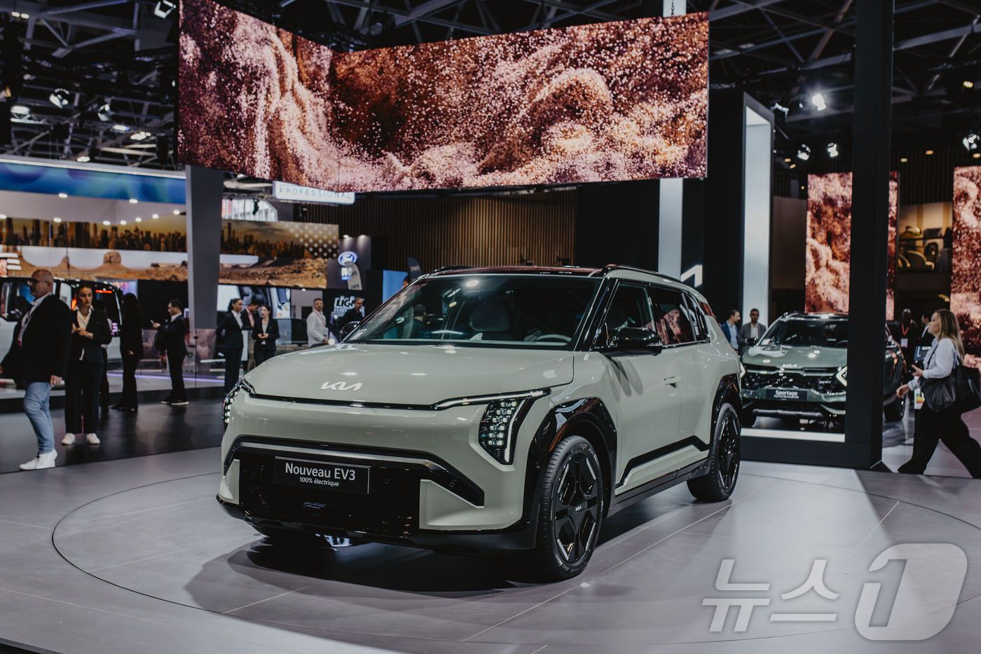 본문 이미지 - 2024 파리모터쇼에서 선보인 기아 EV3.(기아 제공) 