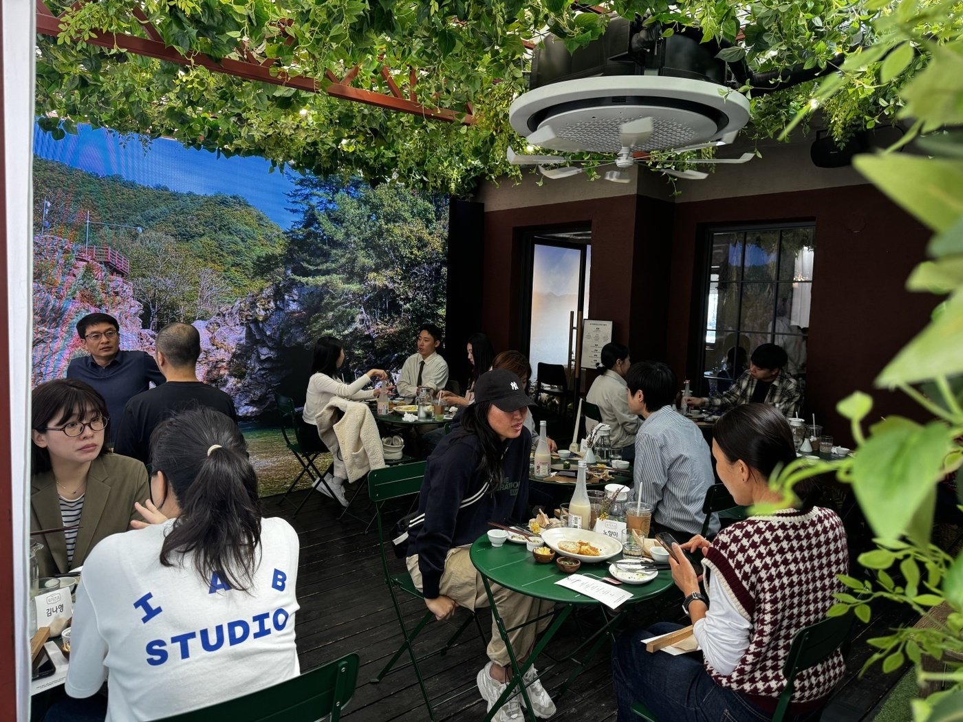 서울 성동구 성수동에 위치한 마마리마켓에서 열린 &#39;양구 오감 빌리지&#39; 팝업에서 방문객들이 코스요리를 맛보고 있다.&#40;대상그룹 제공&#41;