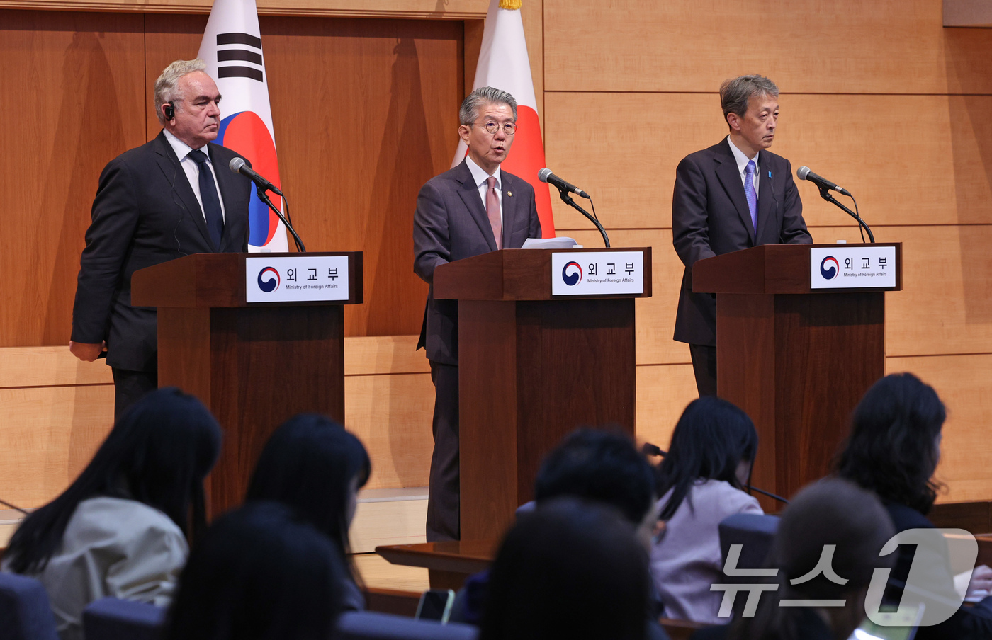 (서울=뉴스1) 장수영 기자 = 김홍균 외교부 제1차관(가운데)이 16일 오후 서울 종로구 외교부 청사에서 커트 캠벨 미국 국무부 부장관, 오카노 마사타카 일본 외무성 사무차관 함 …