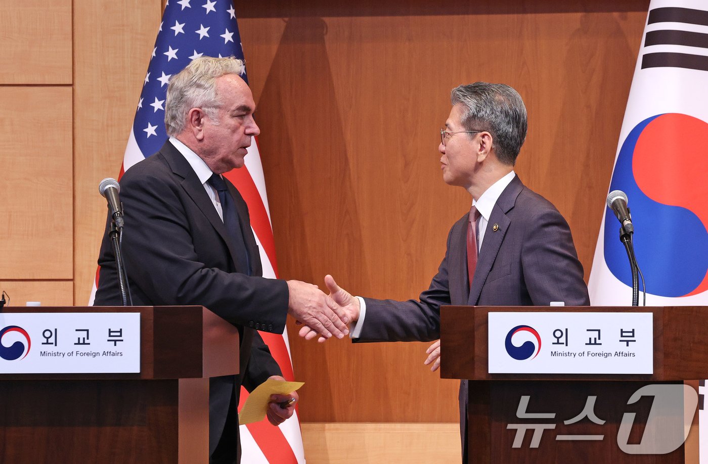 김홍균 외교부 제1차관이 16일 오후 서울 종로구 외교부 청사에서 열린 제14차 한미일 외교차관협의회 결과 합동 기자회견을 마친 뒤 커트 캠벨 미국 국무부 부장관과 악수하고 있다. 한미일 외교차관협의회는 북핵 및 지역·글로벌 사안에 대한 공조 방안을 논의하기 위한 협의체다. 2024.10.16/뉴스1 ⓒ News1 장수영 기자