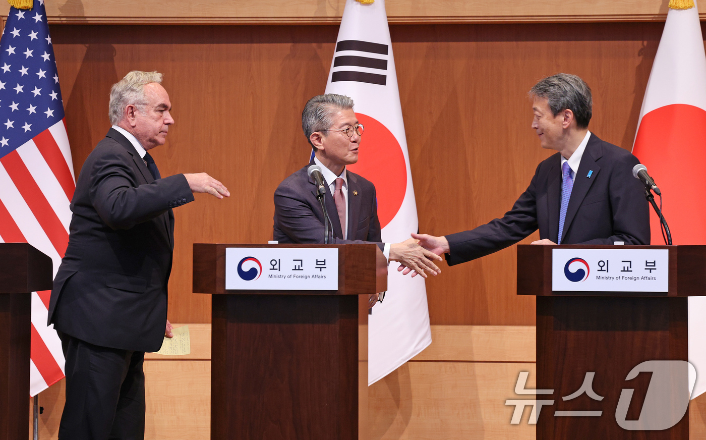 (서울=뉴스1) 장수영 기자 = 김홍균 외교부 제1차관이 16일 오후 서울 종로구 외교부 청사에서 열린 제14차 한미일 외교차관협의회 결과 합동 기자회견을 마친 뒤 오카노 마사타카 …