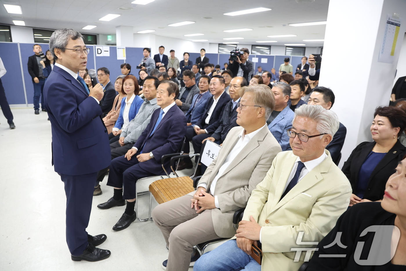 (서울=뉴스1) 민경석 기자 = 10·16 서울시교육감 보궐선거 진보 진영 단일 후보인 정근식 후보가 16일 오후 서울 마포구에 마련된 선거사무소에서 지지자들에게 인사말을 하고 있 …