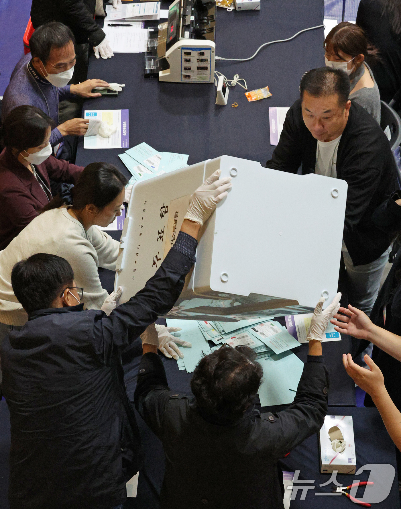 (서울=뉴스1) 장수영 기자 = 2024 하반기 재·보궐선거 투표일인 16일 오후 서울 종로구 경기상고에 마련된 서울시교육감 보궐선거 개표소에서 사무원들이 투표함을 개봉하고 있다. …