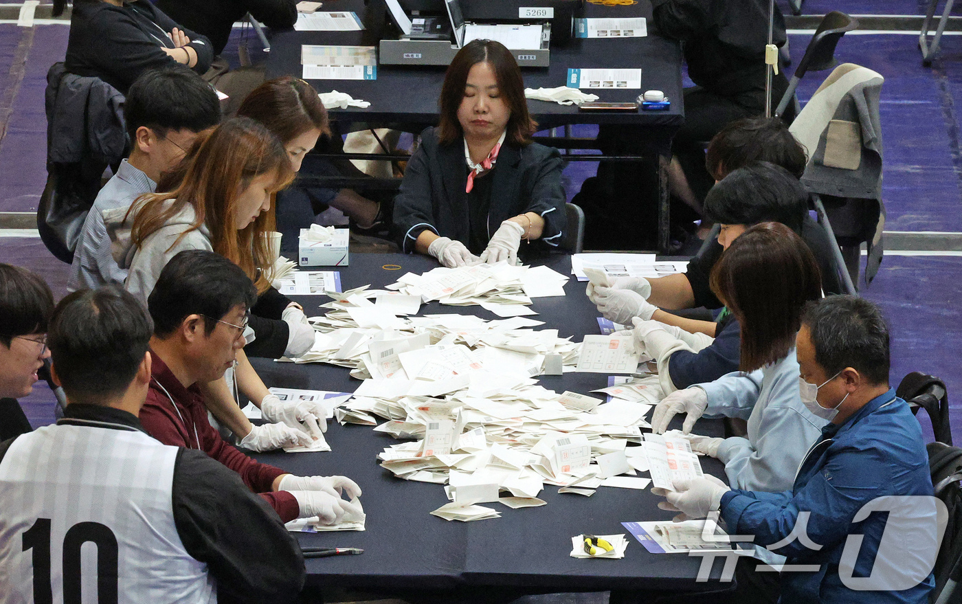 (서울=뉴스1) 장수영 기자 = 2024 하반기 재·보궐선거 투표일인 16일 오후 서울 종로구 경기상고에 마련된 서울시교육감 보궐선거 개표소에서 사무원들이 개표를 하고 있다. 20 …