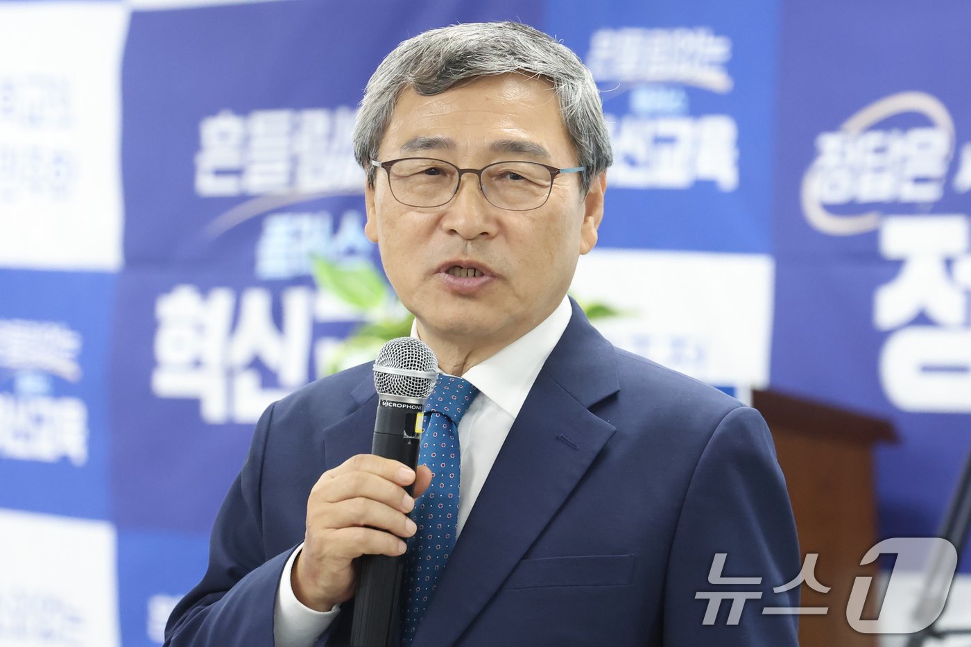 본문 이미지 - 10·16 서울시교육감 보궐선거 진보 진영 단일 후보인 정근식 후보가 16일 오후 서울 마포구에 마련된 선거사무소에서 지지자들을 향해 인사말을 하고 있다. 2024.10.16/뉴스1 ⓒ News1 민경석 기자