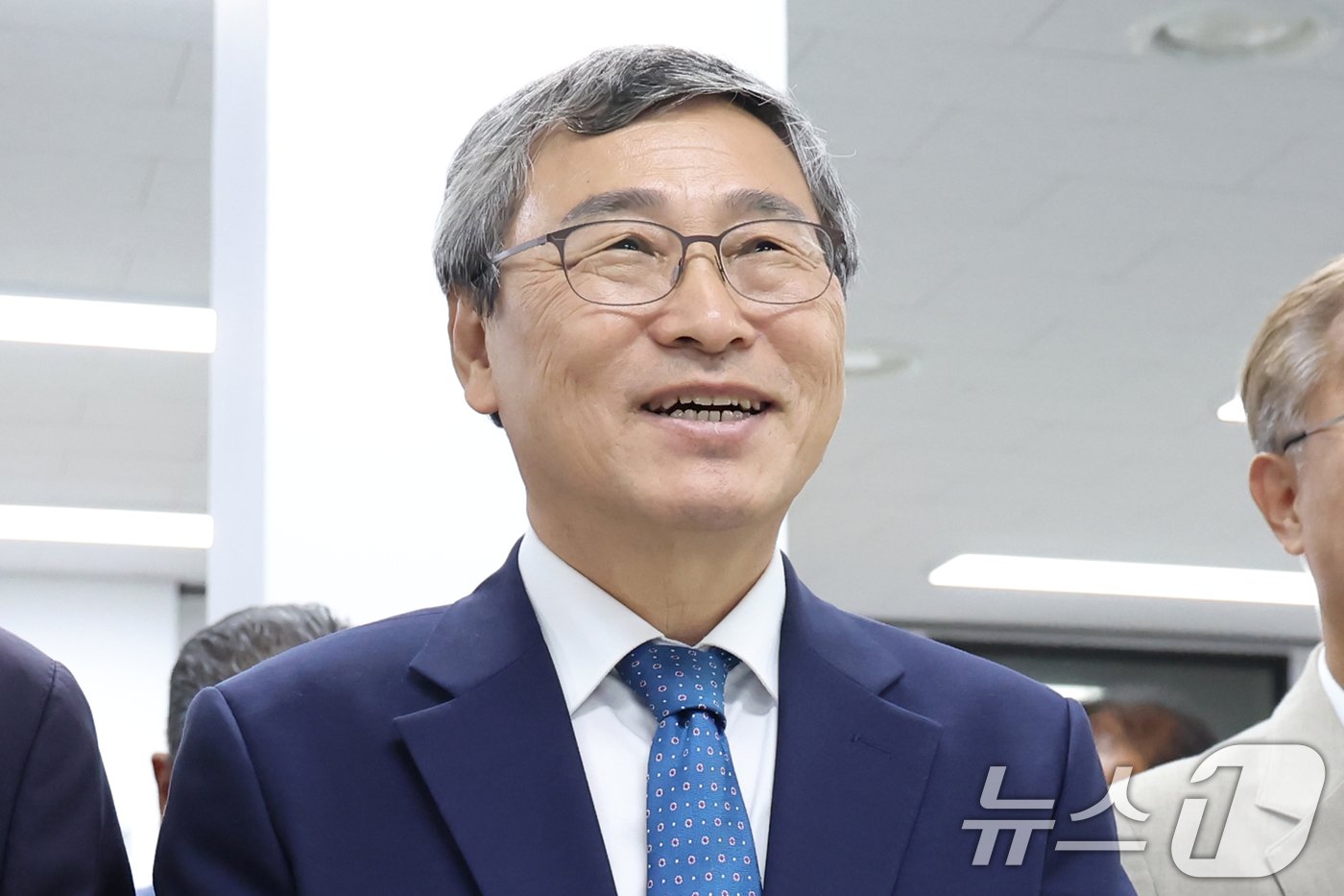 본문 이미지 - 10·16 서울시교육감 보궐선거 진보 진영 단일 후보인 정근식 후보가 16일 오후 서울 마포구에 마련된 선거사무소에서 개표상황을 지켜보며 밝게 웃고 있다. 2024.10.16/뉴스1 ⓒ News1 민경석 기자