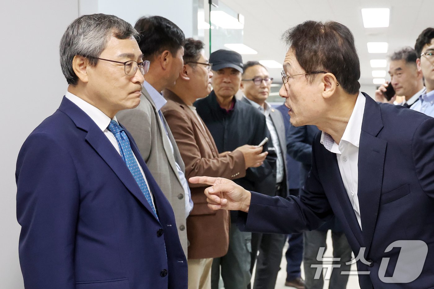 본문 이미지 - 10·16 서울시교육감 보궐선거 진보 진영 단일 후보인 정근식 후보가 16일 오후 서울 마포구에 마련된 선거사무소에서 조희연 전 서울시교육감과 대화를 나누고 있다. 2024.10.16/뉴스1 ⓒ News1 민경석 기자