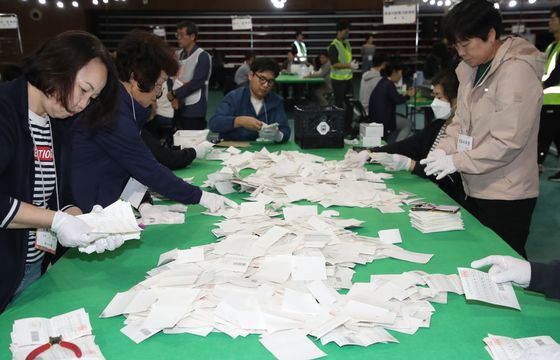 [재보선] 국힘 윤일현 58%·민주 김경지 41%…금정 개표율 22.43%