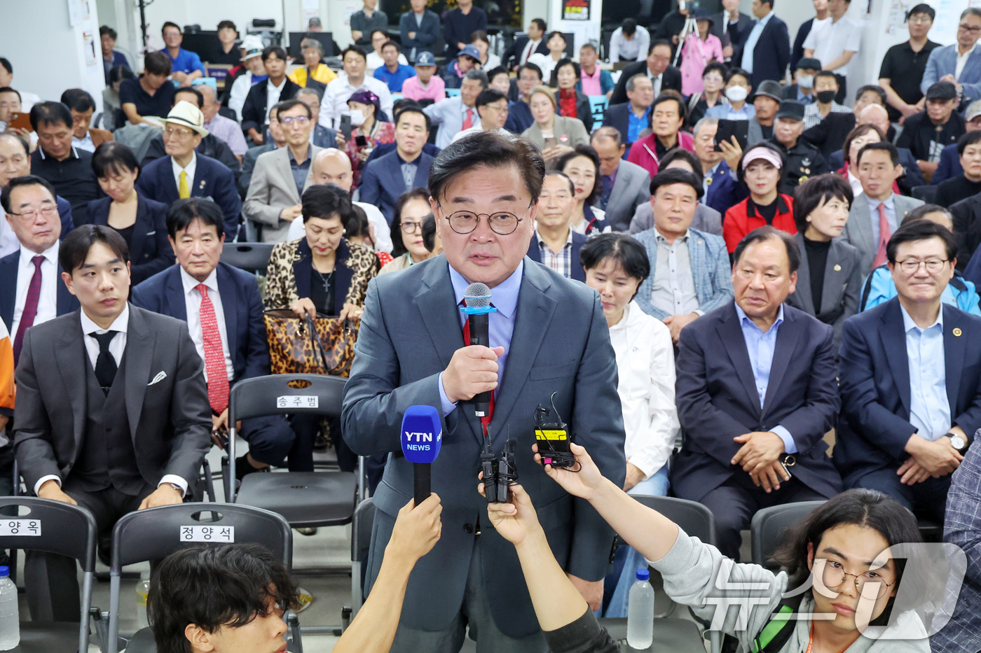 (서울=뉴스1) 민경석 기자 = 10·16 서울시교육감 보궐선거 보수 진영 단일 후보인 조전혁 후보가 16일 오후 서울 종로구에 마련된 선거사무소에서 지지자들을 향해 인사말을 하고 …