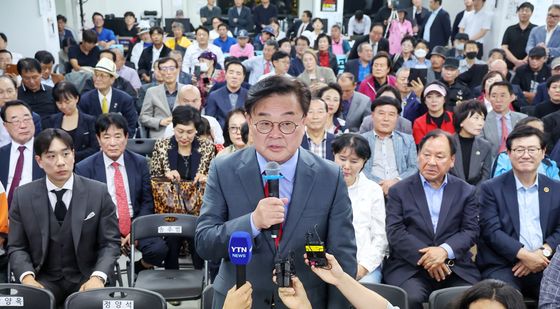 지지자들에게 인사말하는 조전혁 후보