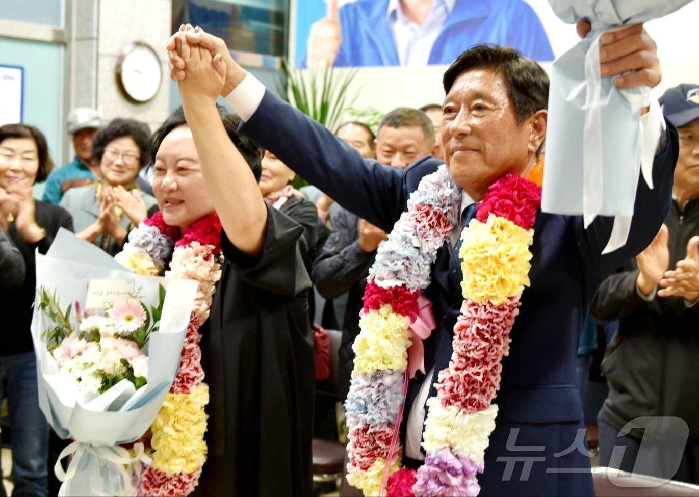 조상래 더불어민주당 곡성군수 후보가 10·16 재보궐 선거 당일인 16일 오후 곡성읍 선거사무소에서 당선이 확실시 되자 지지자들의 환호를 받으며 기뻐하고 있다. 조상래 후보는 득표율 55.26%로 당선을 확정 지었다. 2024.10.16/뉴스1 ⓒ News1 김동수 기자