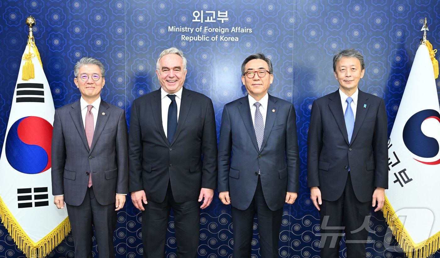 본문 이미지 - 조태열 장관은 16일 제14차 한미일 외교차관협의회 참석차 방한중인 커트 캠벨 미 국무부 부장관과 오카노 마사타카 일본 외무성 사무차관을 김홍균 1차관과 함께 합동으로 접견했다. (외교부 제공) 