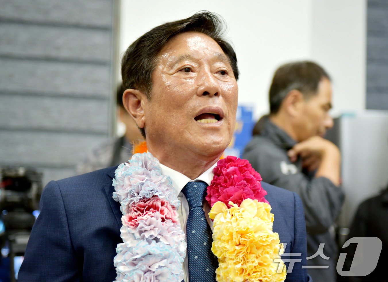 본문 이미지 - 조상래 더불어민주당 곡성군수 후보가 10·16 재보궐 선거 당일인 16일 오후 곡성읍 선거사무소에서 당선이 확실시 되자 지지자들의 환호를 받으며 기뻐하고 있다. 2024.10.16/뉴스1 ⓒ News1 김동수 기자