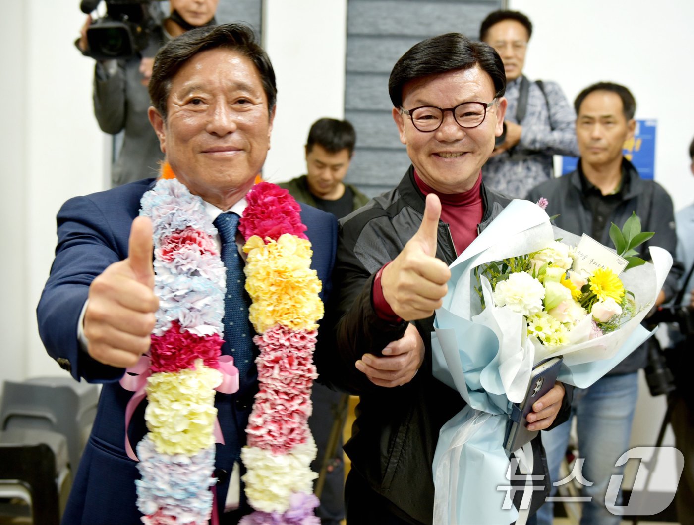 본문 이미지 - 조상래 더불어민주당 곡성군수 후보가 10·16 재보궐 선거 당일인 16일 오후 곡성읍 선거사무소에서 당선이 확실시 되자 지지자들의 환호를 받으며 기뻐하고 있다. 2024.10.16/뉴스1 ⓒ News1 김동수 기자