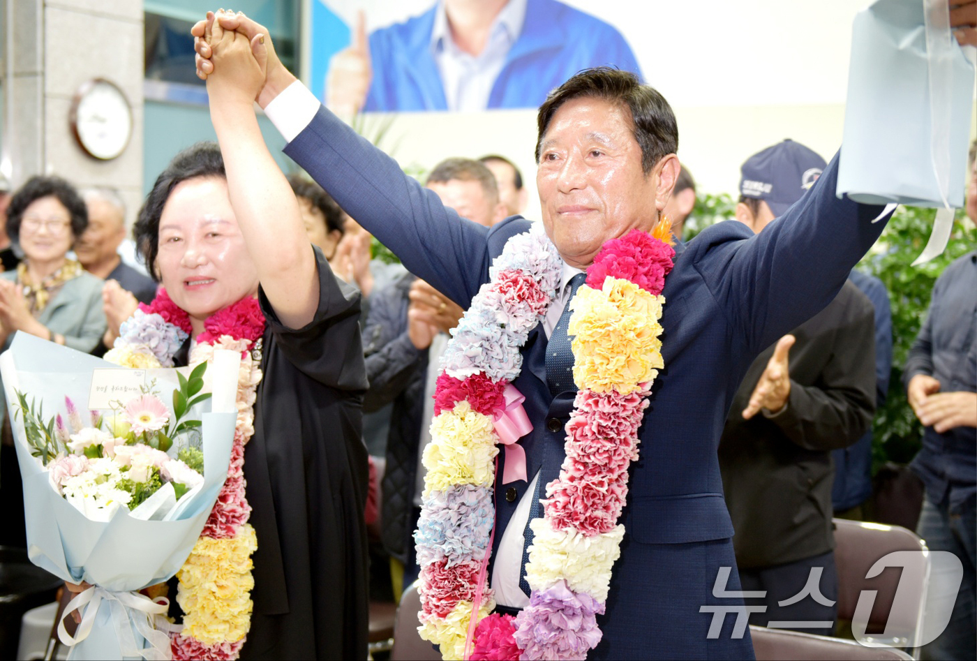 (곡성=뉴스1) 김동수 기자 = 조상래 더불어민주당 곡성군수 후보가 10·16 재보궐 선거 당일인 16일 오후 곡성읍 선거사무소에서 당선이 확실시 되자 지지자들의 환호를 받으며 기 …