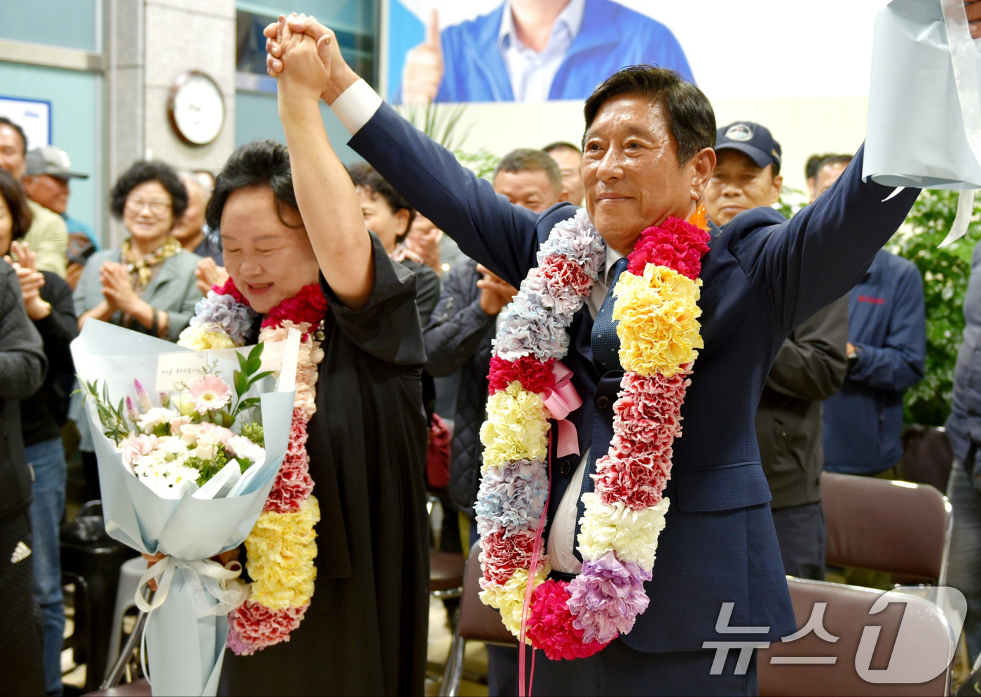 (곡성=뉴스1) 김동수 기자 = 조상래 더불어민주당 곡성군수 후보가 10·16 재보궐 선거 당일인 16일 오후 곡성읍 선거사무소에서 당선이 확실시 되자 지지자들의 환호를 받으며 기 …