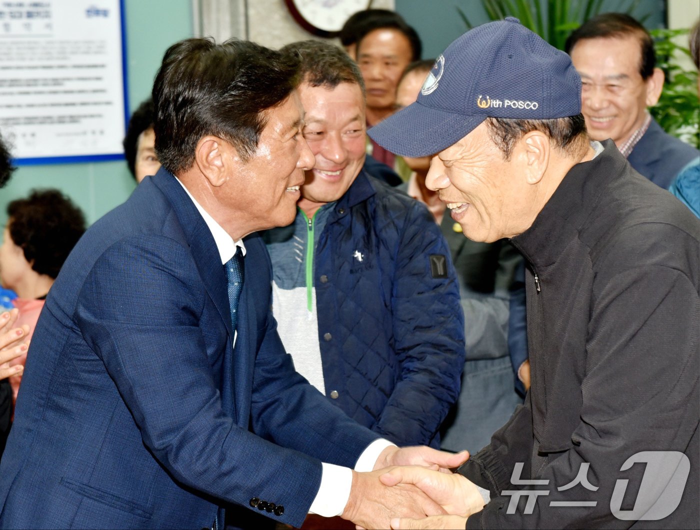 본문 이미지 - 조상래 더불어민주당 곡성군수 후보가 10·16 재보궐 선거 당일인 16일 오후 곡성읍 선거사무소에서 지지자들과 인사를 나누고 있다.2024.10.16/뉴스1 ⓒ News1 김동수 기자