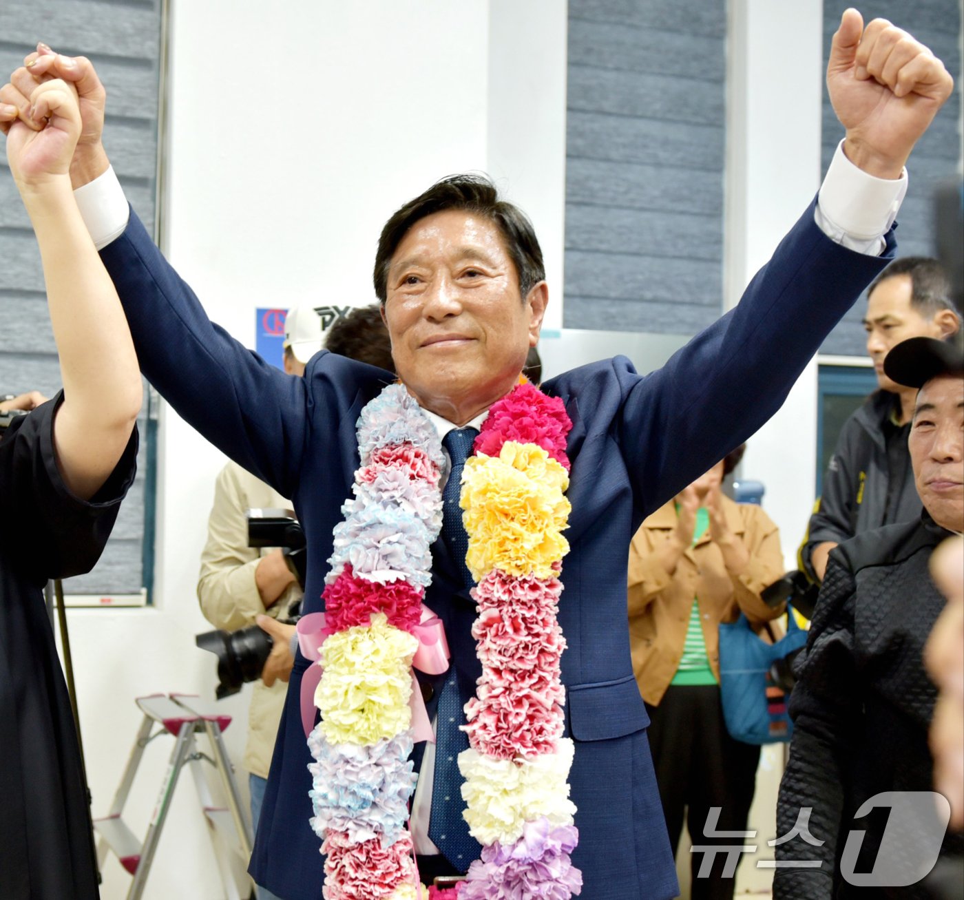 본문 이미지 - 조상래 더불어민주당 곡성군수 후보가 10·16 재보궐 선거 당일인 16일 오후 곡성읍 선거사무소에서 당선이 확실시 되자 지지자들의 환호를 받으며 기뻐하고 있다. 2024.10.16/뉴스1 ⓒ News1 김동수 기자