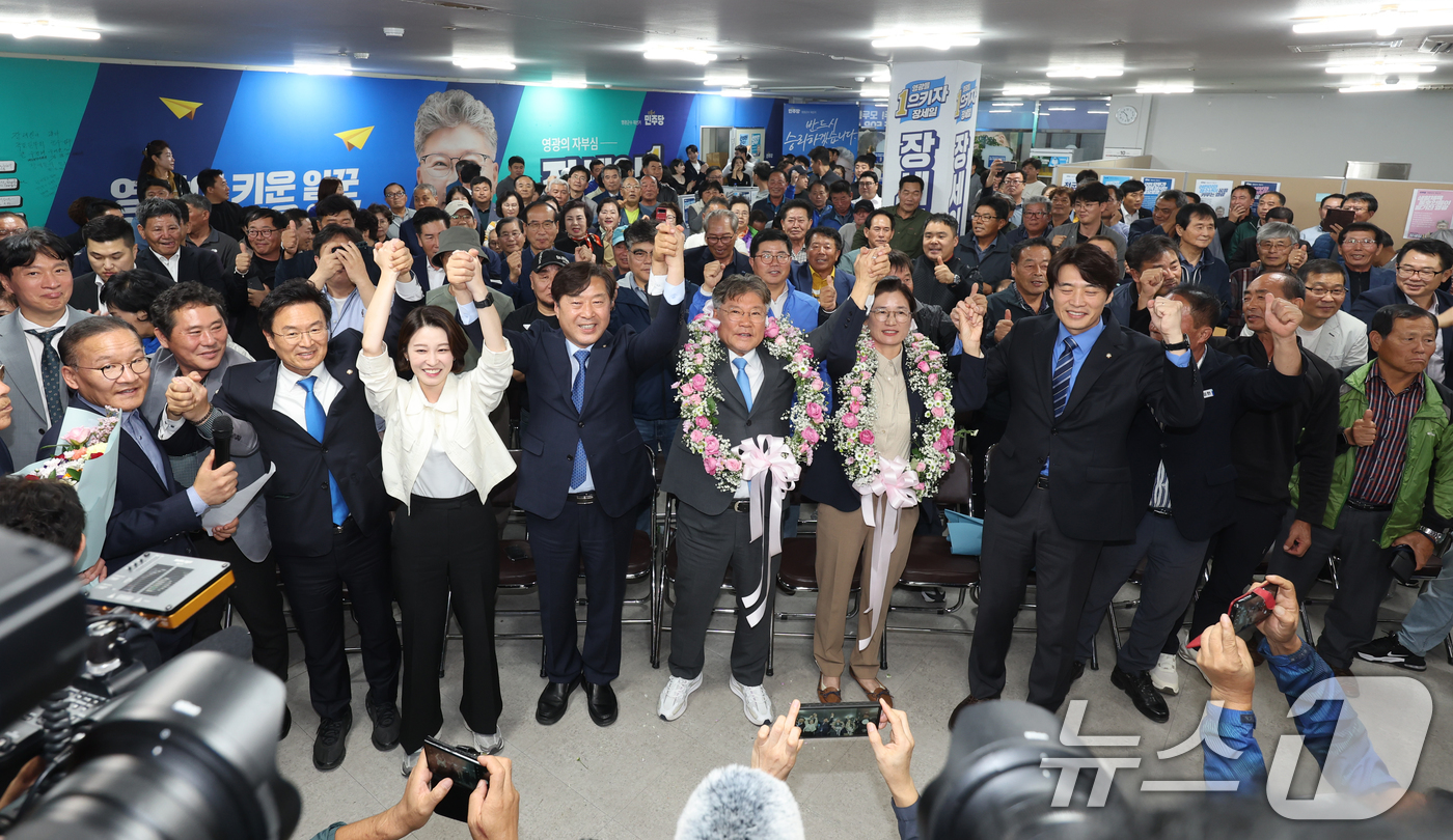 (영광=뉴스1) 김태성 기자 = 10.16보궐선거일인 16일 장세일 영광군수 후보가 당선이 확실시 되자 선거캠프에서 지지자들과 만세를 부르고 있다. 2024.10.16/뉴스1