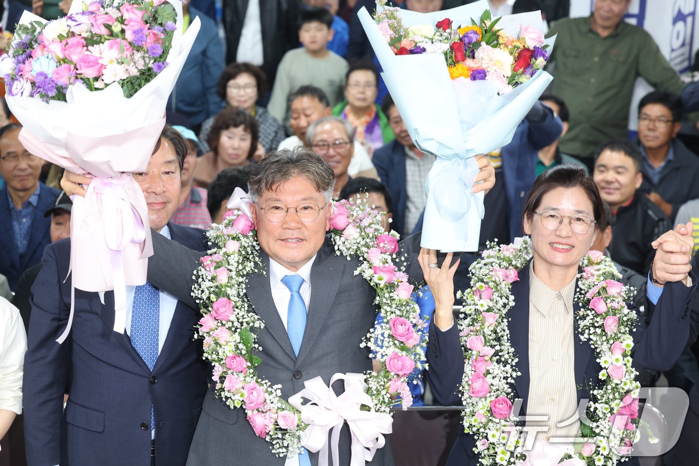 10.16보궐선거일인 16일 장세일 영광군수 후보가 당선이 확실시 되자 선거캠프에서 지지자들과 기뻐하고 있다. 2024.10.16/뉴스1 ⓒ News1 김태성 기자