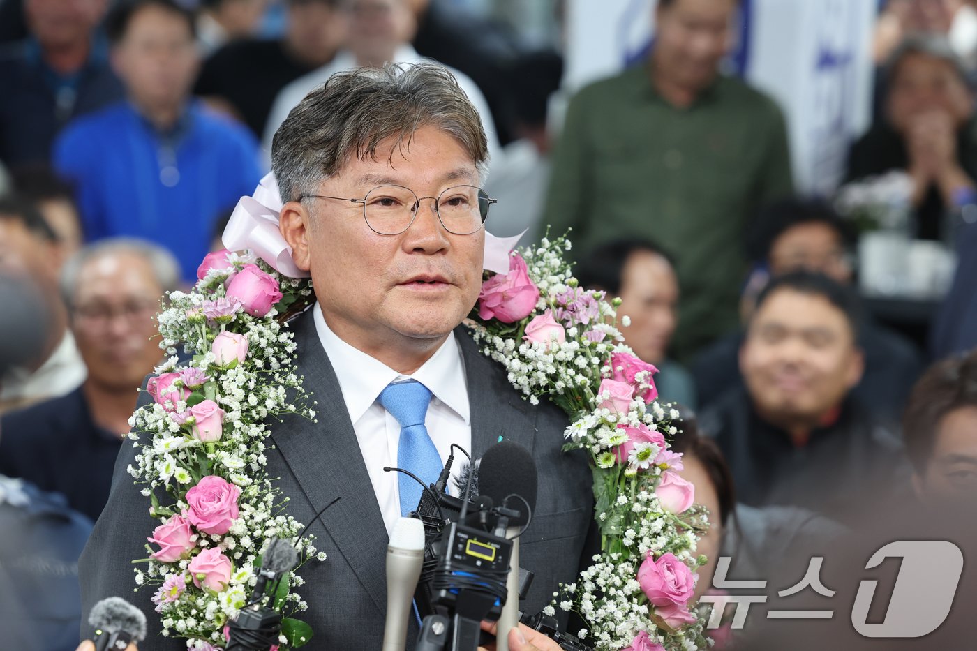 10.16보궐선거일인 16일 장세일 영광군수 후보가 당선이 확실시 되자 선거캠프에서 소감을 말하고 있다. 2024.10.16/뉴스1 ⓒ News1 김태성 기자