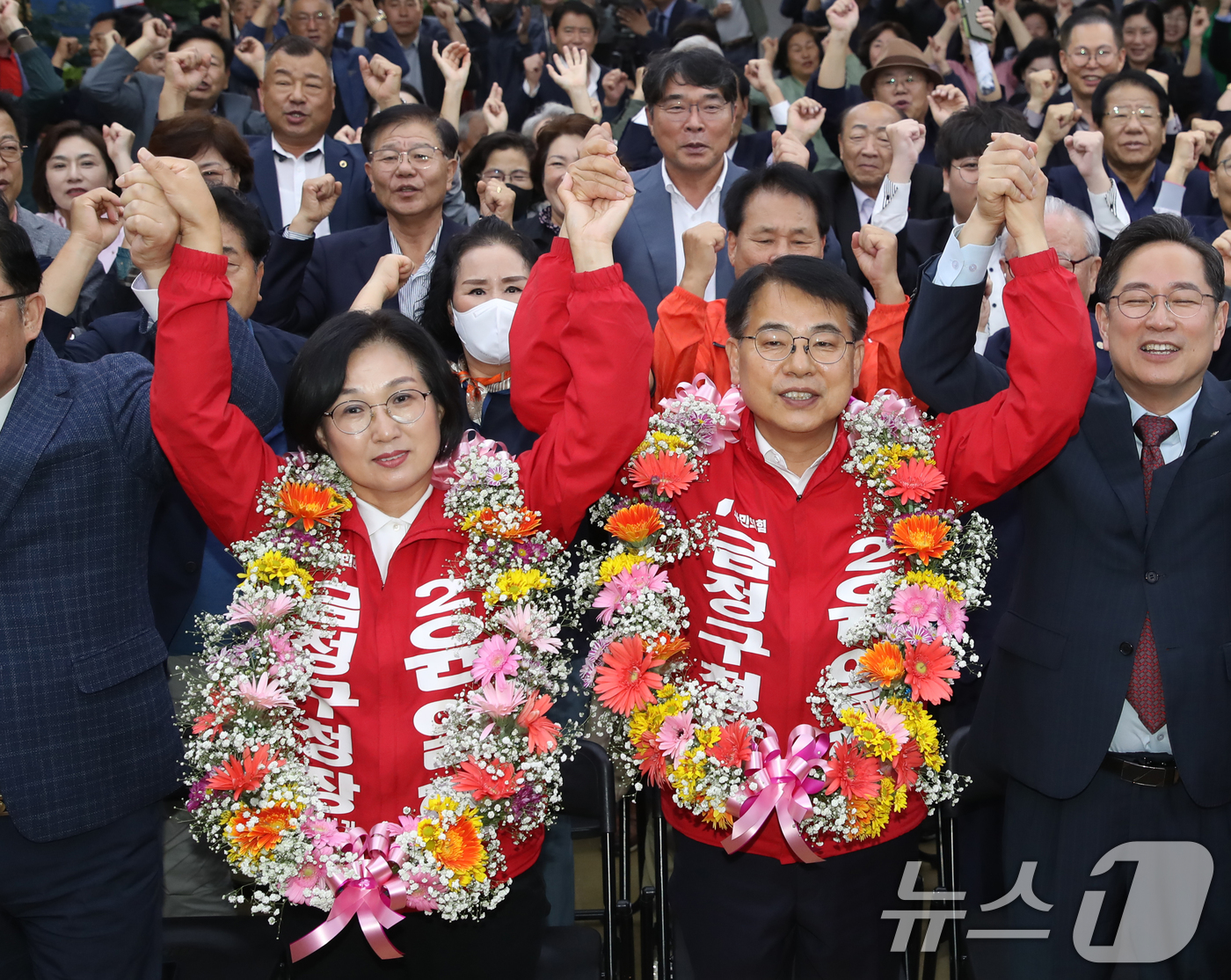 (부산=뉴스1) 윤일지 기자 = 윤일현 국민의힘 금정구청장 보궐선거 후보가 16일 오후 부산 금정구 자신의 선거사무소에서 당선이 유력하게 되자 부인과 함께 꽃목걸이를 목에 걸고 환 …