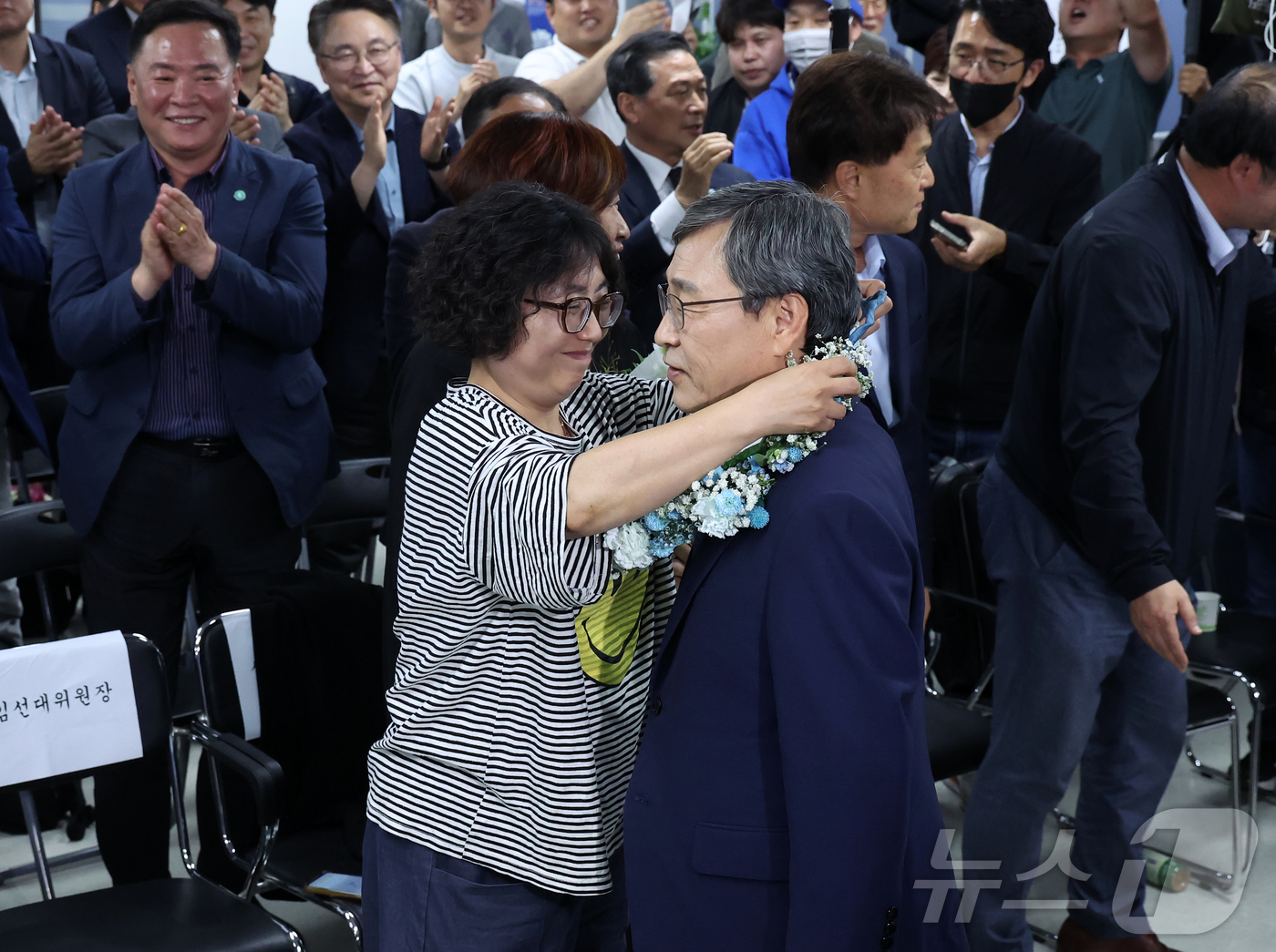 (서울=뉴스1) 민경석 기자 = 10·16 서울시교육감 보궐선거 진보 진영 단일 후보인 정근식 후보가 16일 오후 서울 마포구에 마련된 자신의 선거캠프에서 당선이 확실시 되자 지지 …