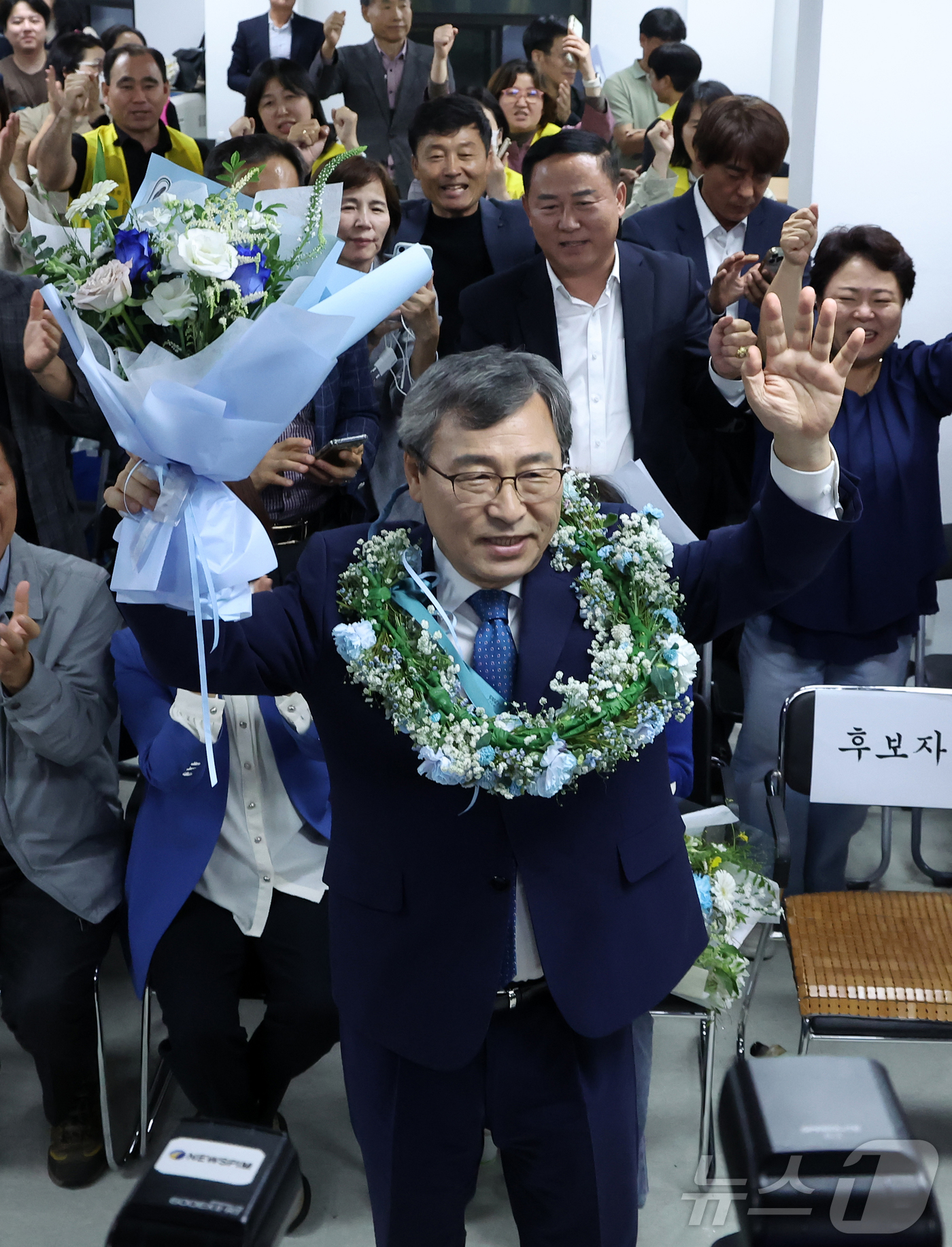 (서울=뉴스1) 민경석 기자 = 10·16 서울시교육감 보궐선거 진보 진영 단일 후보인 정근식 후보가 16일 오후 서울 마포구에 마련된 자신의 선거캠프에서 당선이 확실시 되자 꽃목 …