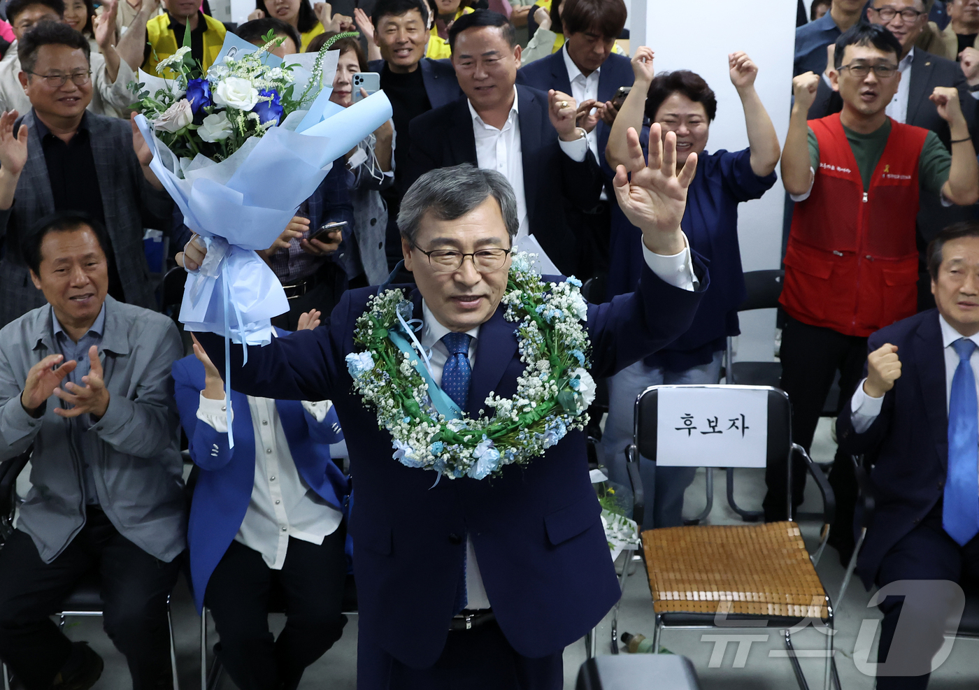 (서울=뉴스1) 민경석 기자 = 10·16 서울시교육감 보궐선거 진보 진영 단일 후보인 정근식 후보가 16일 오후 서울 마포구에 마련된 자신의 선거캠프에서 당선이 확실시 되자 꽃목 …