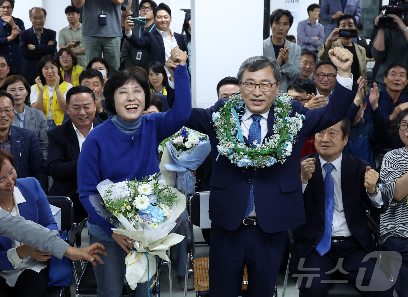 (서울=뉴스1) 민경석 기자 = 10·16 서울시교육감 보궐선거 진보 진영 단일 후보인 정근식 후보가 16일 오후 서울 마포구에 마련된 선거사무소에서 당신이 확실시 되자 배우자 은 …