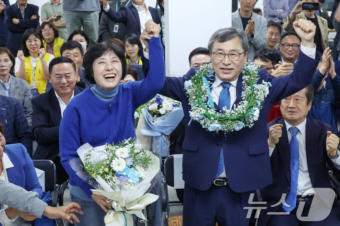 10·16 서울시교육감 보궐선거 진보 진영 단일 후보인 정근식 후보가 16일 오후 서울 마포구에 마련된 선거사무소에서 당신이 확실시 되자 배우자 은영 씨와 함께 손을 번쩍 들어 기뻐하고 있다. 2024.10.16/뉴스1 ⓒ News1 민경석 기자