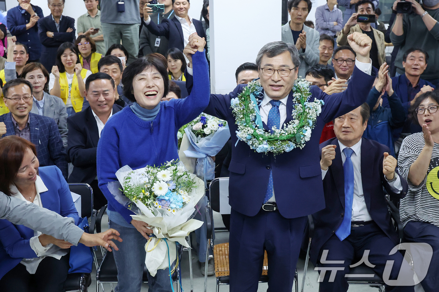 (서울=뉴스1) 민경석 기자 = 10·16 서울시교육감 보궐선거 진보 진영 단일 후보인 정근식 후보가 16일 오후 서울 마포구에 마련된 선거사무소에서 당신이 확실시 되자 배우자 은 …