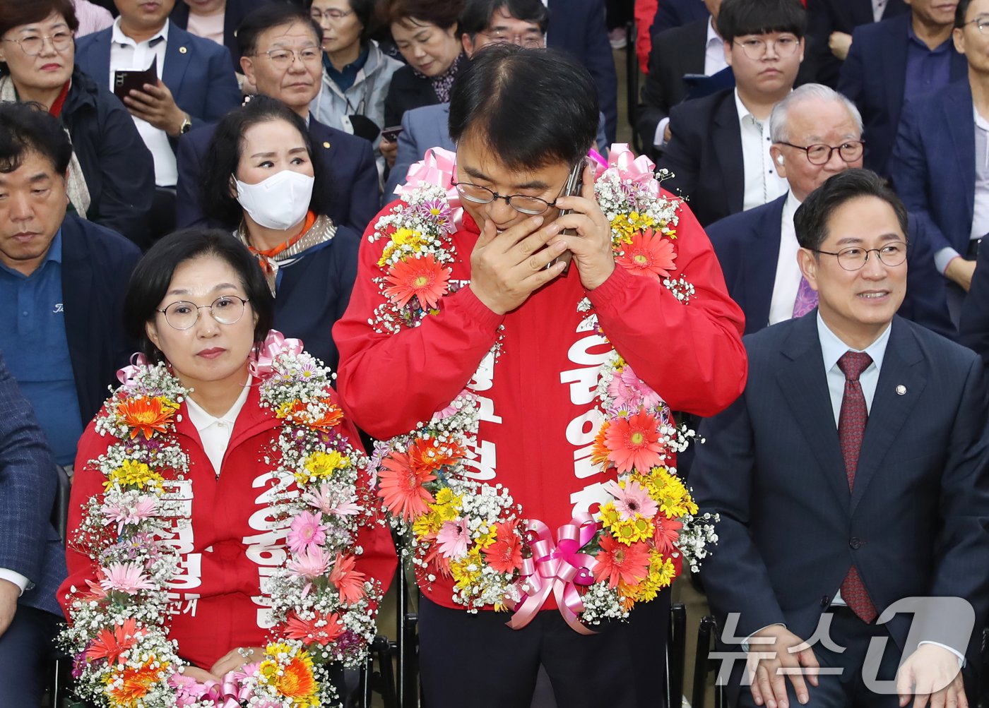 윤일현 국민의힘 금정구청장 보궐선거 후보가 16일 오후 부산 금정구 자신의 선거사무소에서 당선이 유력하게 되자 한동훈 대표에게 축하 전화를 받고 있다. 2024.10.16/뉴스1 ⓒ News1 윤일지 기자