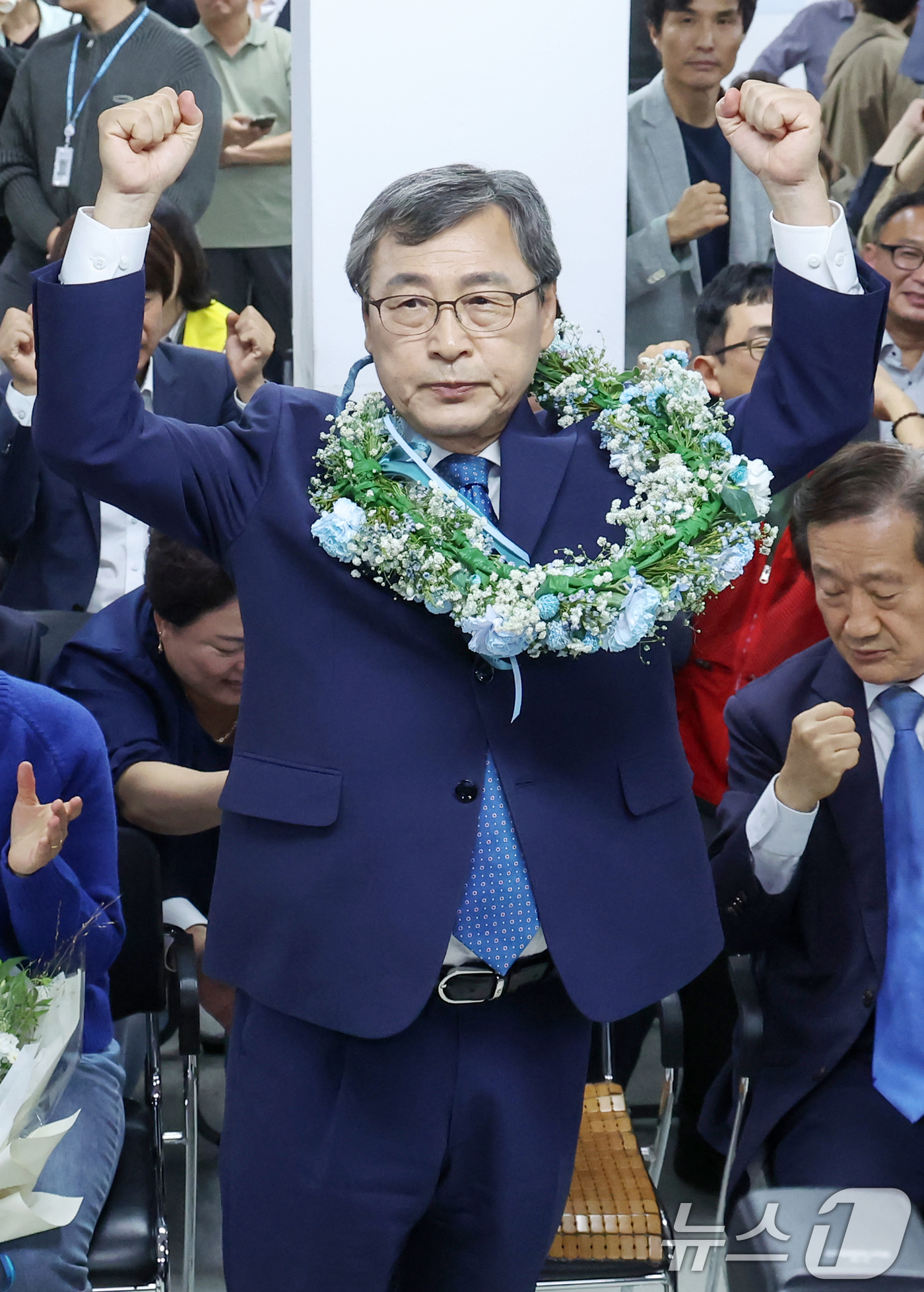 (서울=뉴스1) 민경석 기자 = 10·16 서울시교육감 보궐선거 진보 진영 단일 후보인 정근식 후보가 16일 오후 서울 마포구에 마련된 선거사무소에서 당신이 확실시 되자 두 손을 …