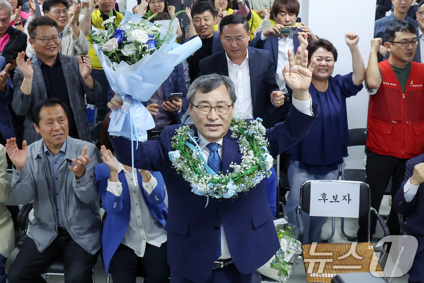 (서울=뉴스1) 민경석 기자 = 10·16 서울시교육감 보궐선거 진보 진영 단일 후보인 정근식 후보가 16일 오후 서울 마포구에 마련된 선거사무소에서 당신이 확실시 되자 두 손을 …