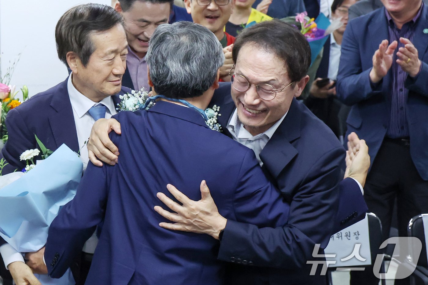 10·16 서울시교육감 보궐선거 진보 진영 단일 후보인 정근식 후보가 16일 오후 서울 마포구에 마련된 선거사무소에서 당신이 확실시 되자 조희연 전 서울시교육감과 포옹을 하고 있다. 2024.10.16/뉴스1 ⓒ News1 민경석 기자