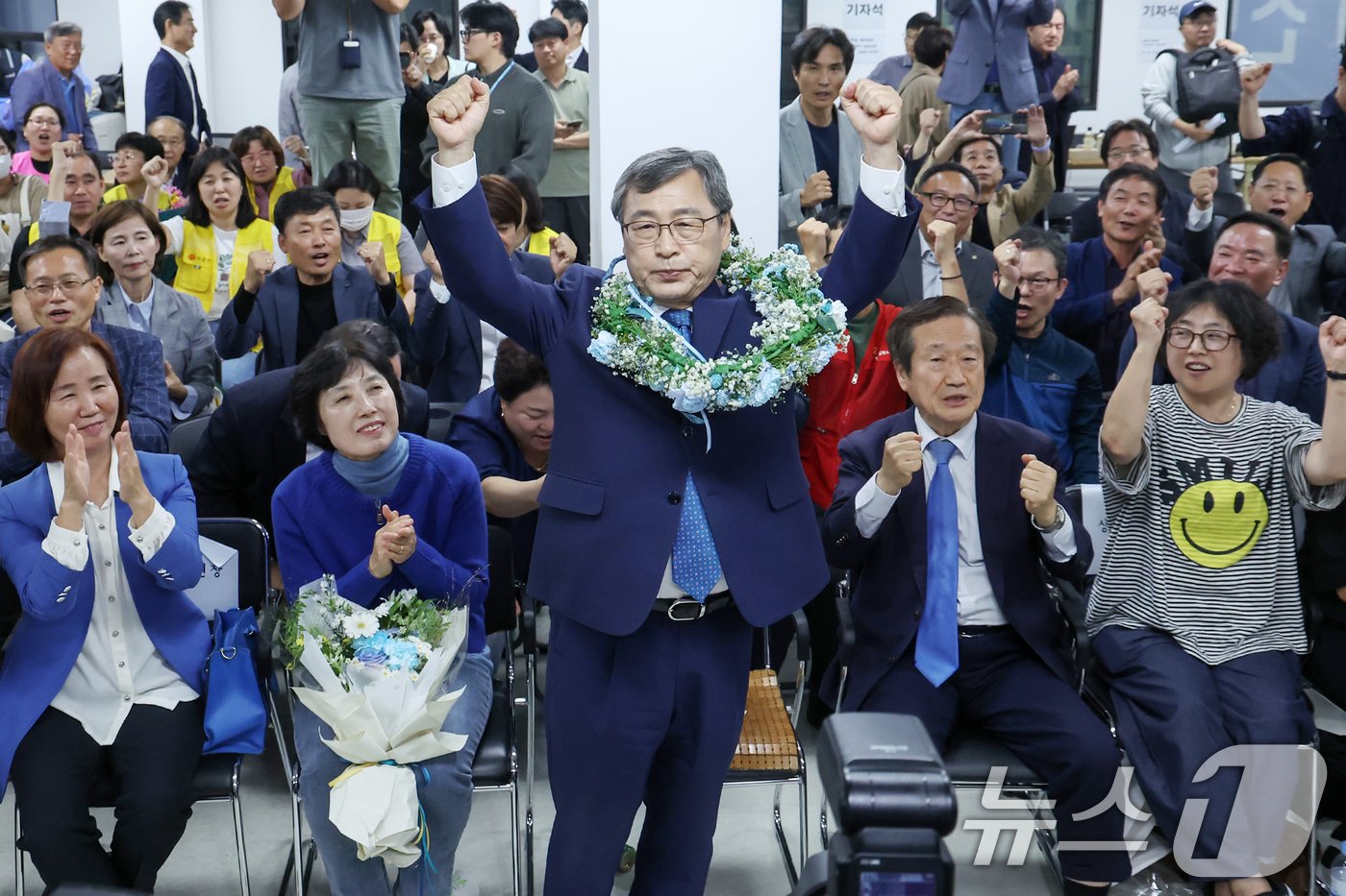 10·16 서울시교육감 보궐선거 진보 진영 단일 후보인 정근식 후보가 16일 오후 서울 마포구에 마련된 선거사무소에서 당신이 확실시 되자 두 손을 번쩍 들어올리며 기뻐하고 있다. 2024.10.16/뉴스1 ⓒ News1 민경석 기자