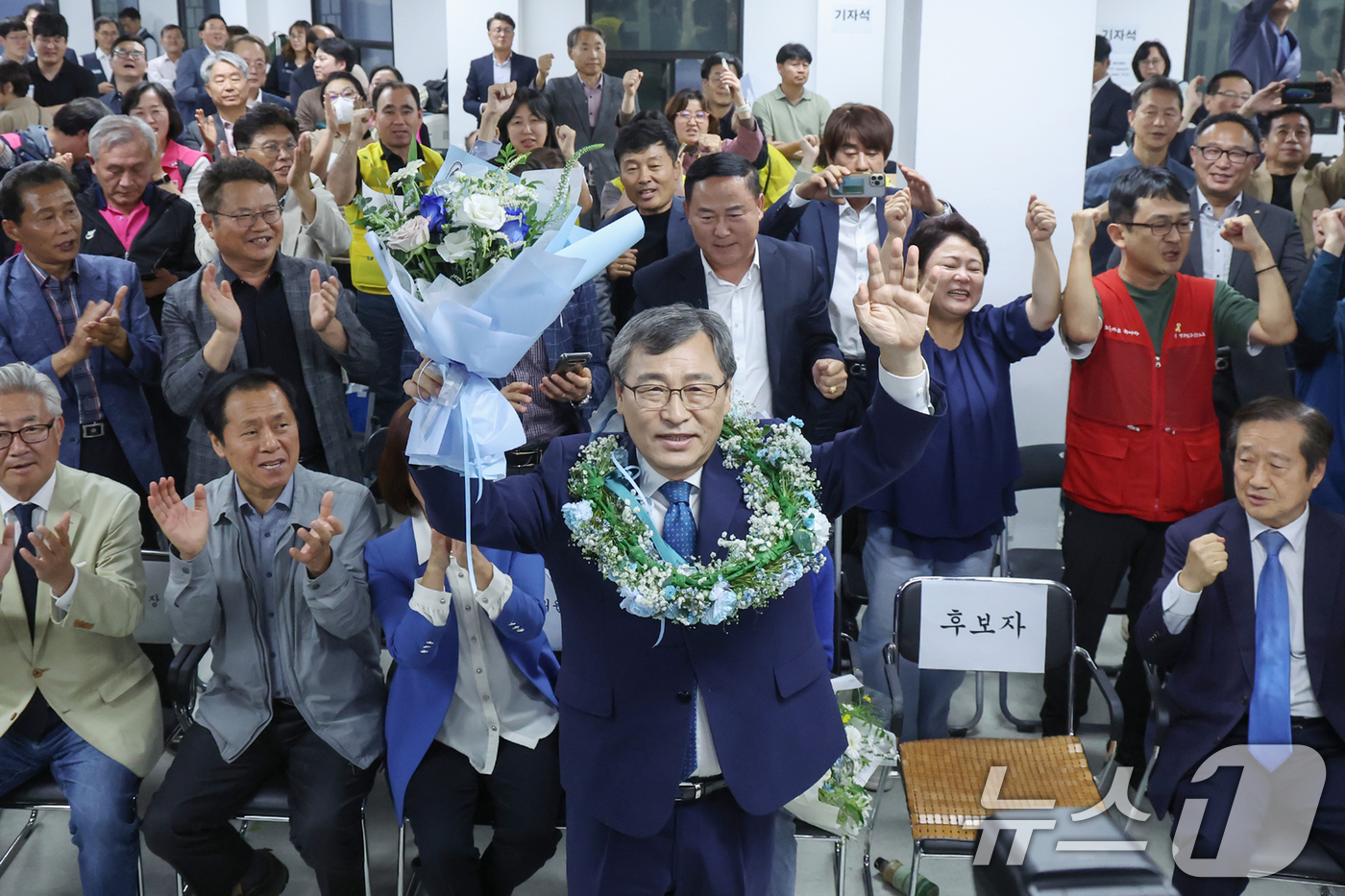 (서울=뉴스1) 민경석 기자 = 10·16 서울시교육감 보궐선거 진보 진영 단일 후보인 정근식 후보가 16일 오후 서울 마포구에 마련된 선거사무소에서 당신이 확실시 되자 두 손을 …