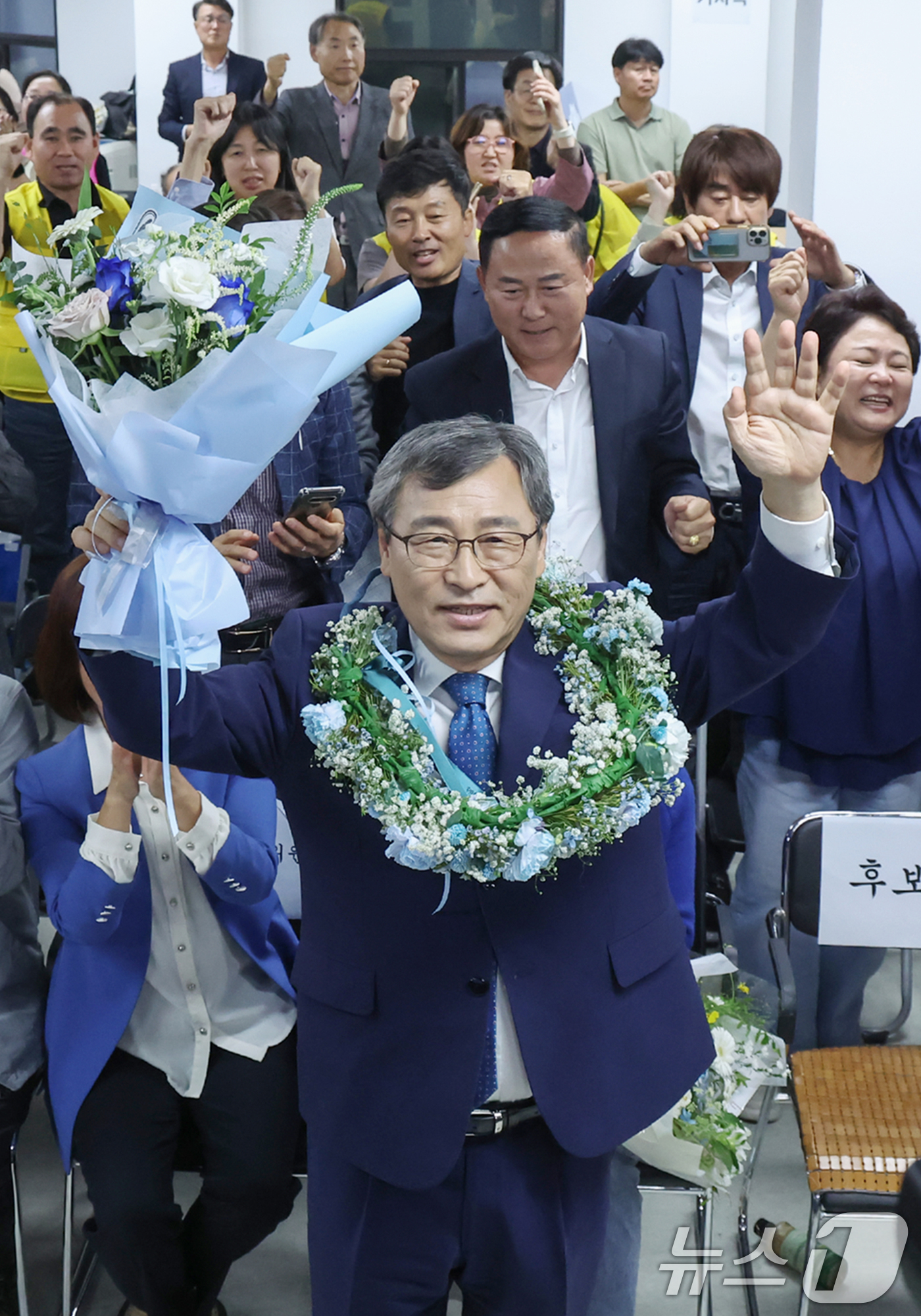 (서울=뉴스1) 민경석 기자 = 10·16 서울시교육감 보궐선거 진보 진영 단일 후보인 정근식 후보가 16일 오후 서울 마포구에 마련된 선거사무소에서 당신이 확실시 되자 두 손을 …