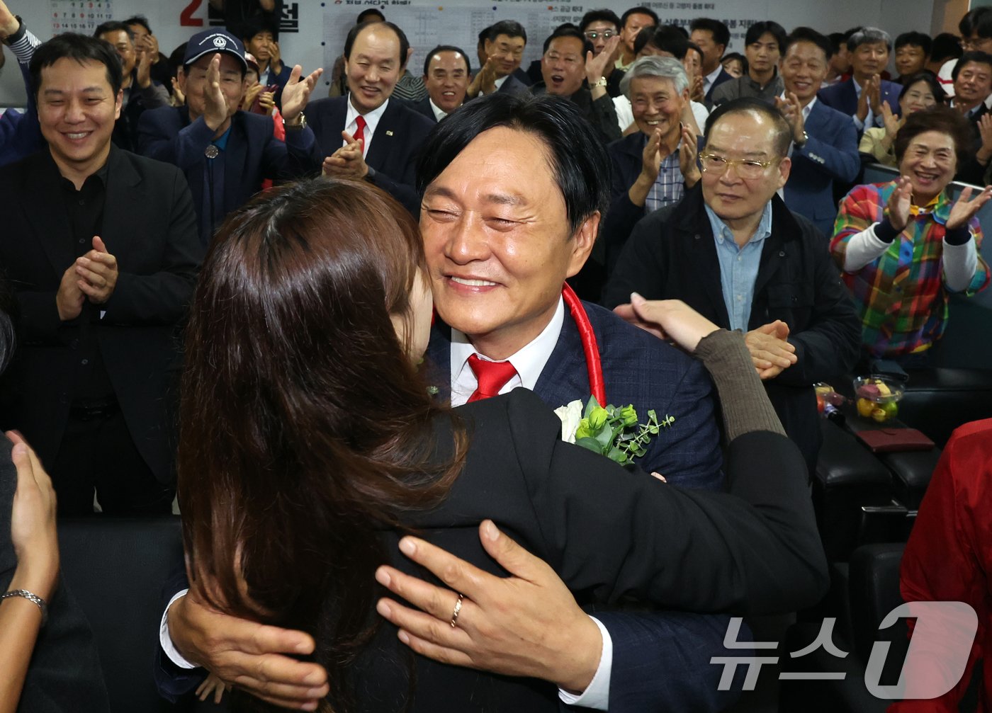 본문 이미지 - 박용철 국민의힘 10&bull;16 인천시 강화군수 보궐선거 후보가 16일 오후 강화군 강화읍 선거사무소에서 당선이 확실시 되자 딸의 축하를 받고 있다. 2024.10.16/뉴스1 ⓒ News1 김명섭 기자