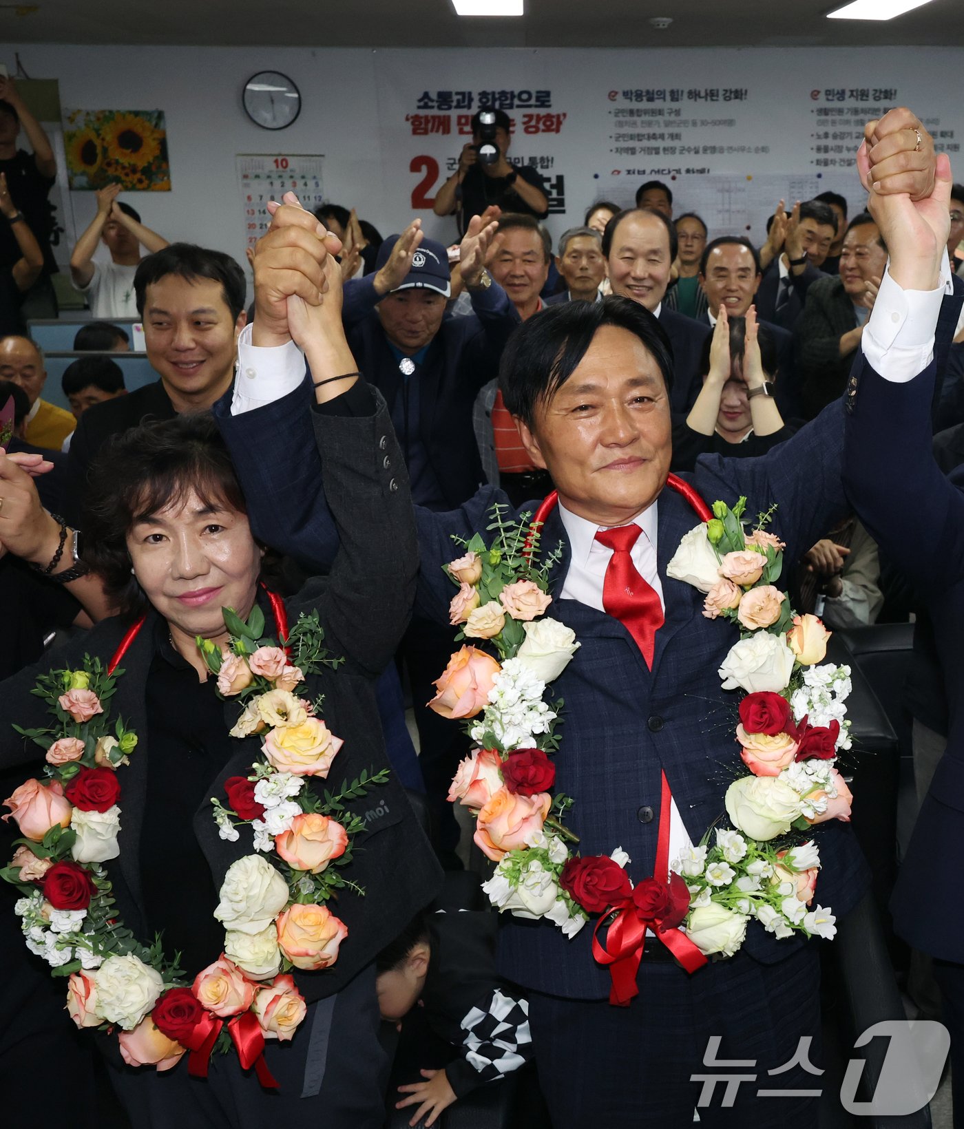 본문 이미지 - 박용철 국민의힘 10&bull;16 인천시 강화군수 보궐선거 후보가 16일 오후 강화군 강화읍 선거사무소에서 당선이 확실시 되자 아내와 함께 만세를 하고 있다. 2024.10.16/뉴스1 ⓒ News1 김명섭 기자