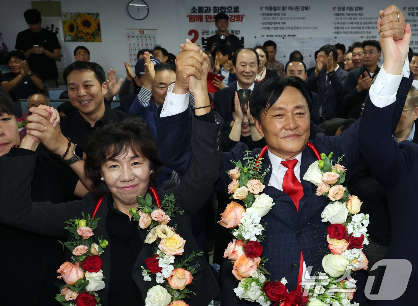 본문 이미지 - 박용철 국민의힘 10&bull;16 인천시 강화군수 보궐선거 후보가 16일 오후 강화군 강화읍 선거사무소에서 당선이 확실시 되자 아내와 함께 만세를 하고 있다. 2024.10.16/뉴스1 ⓒ News1 김명섭 기자