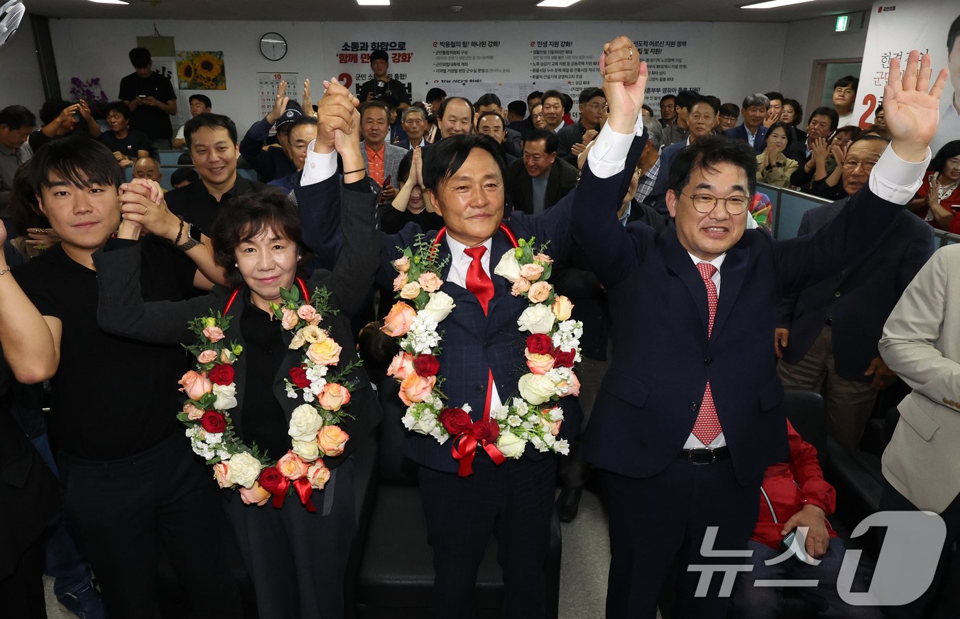 본문 이미지 - 박용철 국민의힘 10&bull;16 인천시 강화군수 보궐선거 후보가 16일 오후 강화군 강화읍 선거사무소에서 당선이 확실시 되자 배준영 국민의힘 인천 중구강화군옹진군 국회의원, 가족들과 함께 만세를 하고 있다. 2024.10.16/뉴스1 ⓒ News1 김명섭 기자