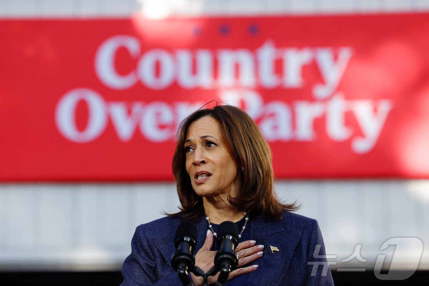 본문 이미지 - 16일(현지시간) 미국 민주당 대선후보인 카멀라 해리스 부통령이 펜실베이니아주 워싱턴크로싱에서 연설하고 있다. 2024.10.16 ⓒ 로이터=뉴스1 ⓒ News1 김지완 기자