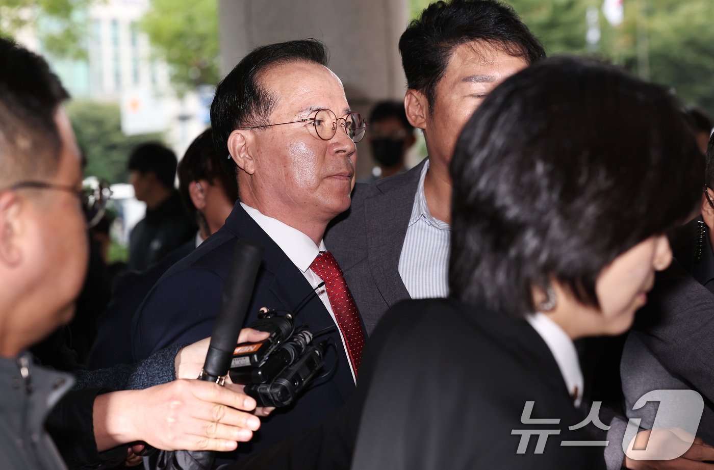 본문 이미지 - 업무상 과실치사(10.29 이태원 참사 부실 대응) 혐의로 기소된 김광호 전 서울경찰청장이 17일 오전 서울 마포구 서울서부지방법원에서 열린 1심 선고공판에 출석하고 있다. 2024.10.17/뉴스1 ⓒ News1 구윤성 기자