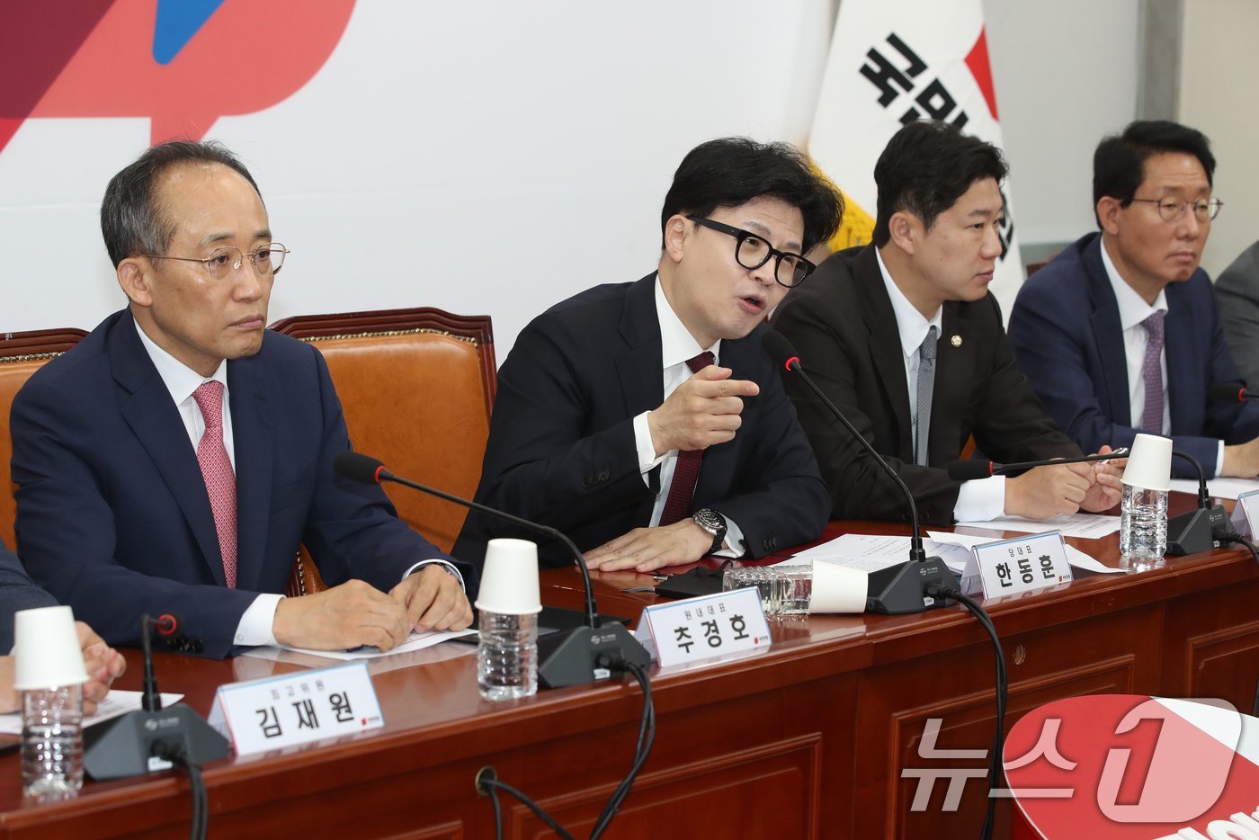 본문 이미지 - 한동훈 국민의힘 대표가 17일 오전 서울 여의도 국회에서 열린 최고위원회의에서 모두발언을 하고 있다. 2024.10.17/뉴스1 ⓒ News1 이광호 기자